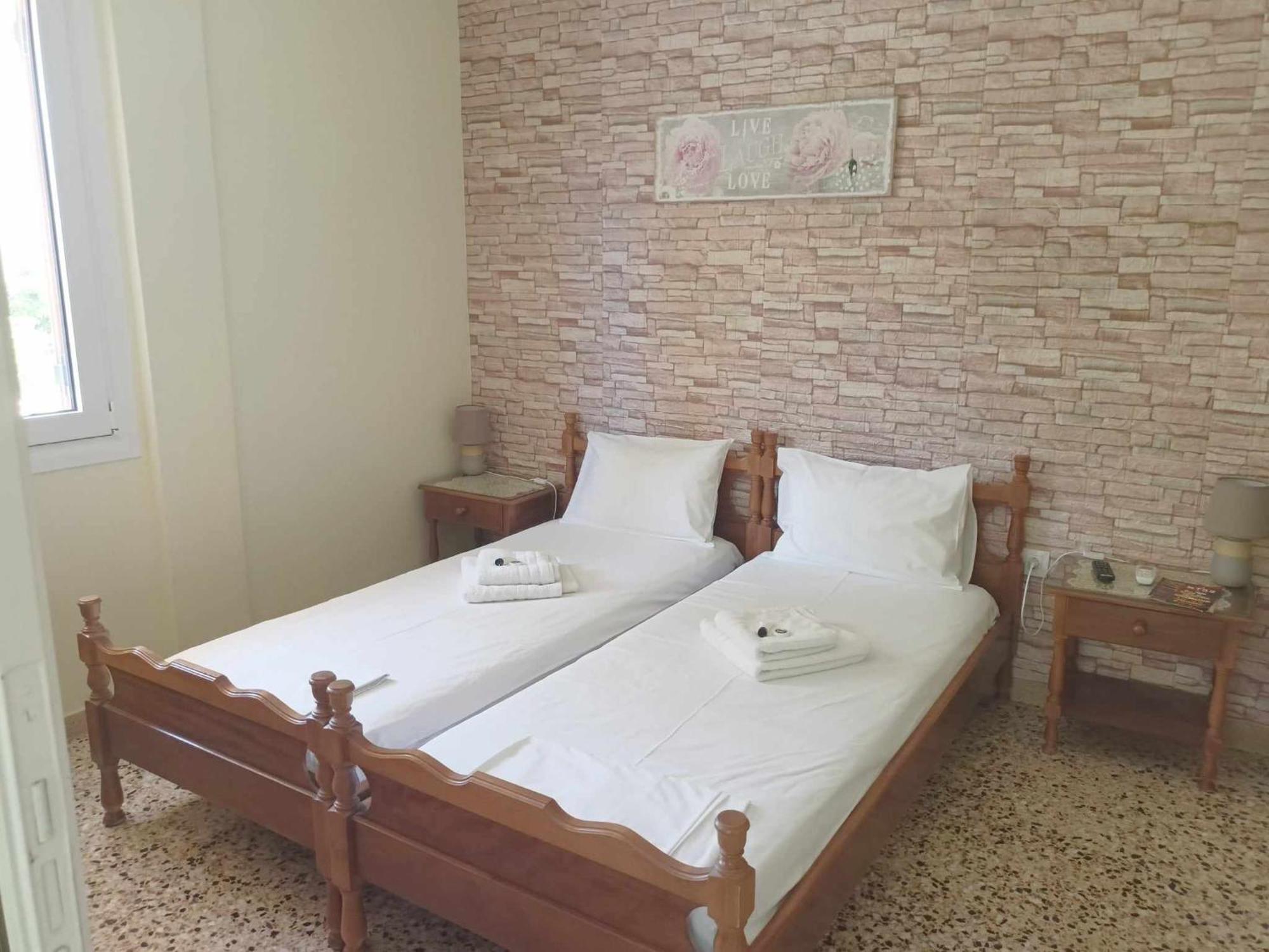 Finikas Rooms Agia Marina  외부 사진